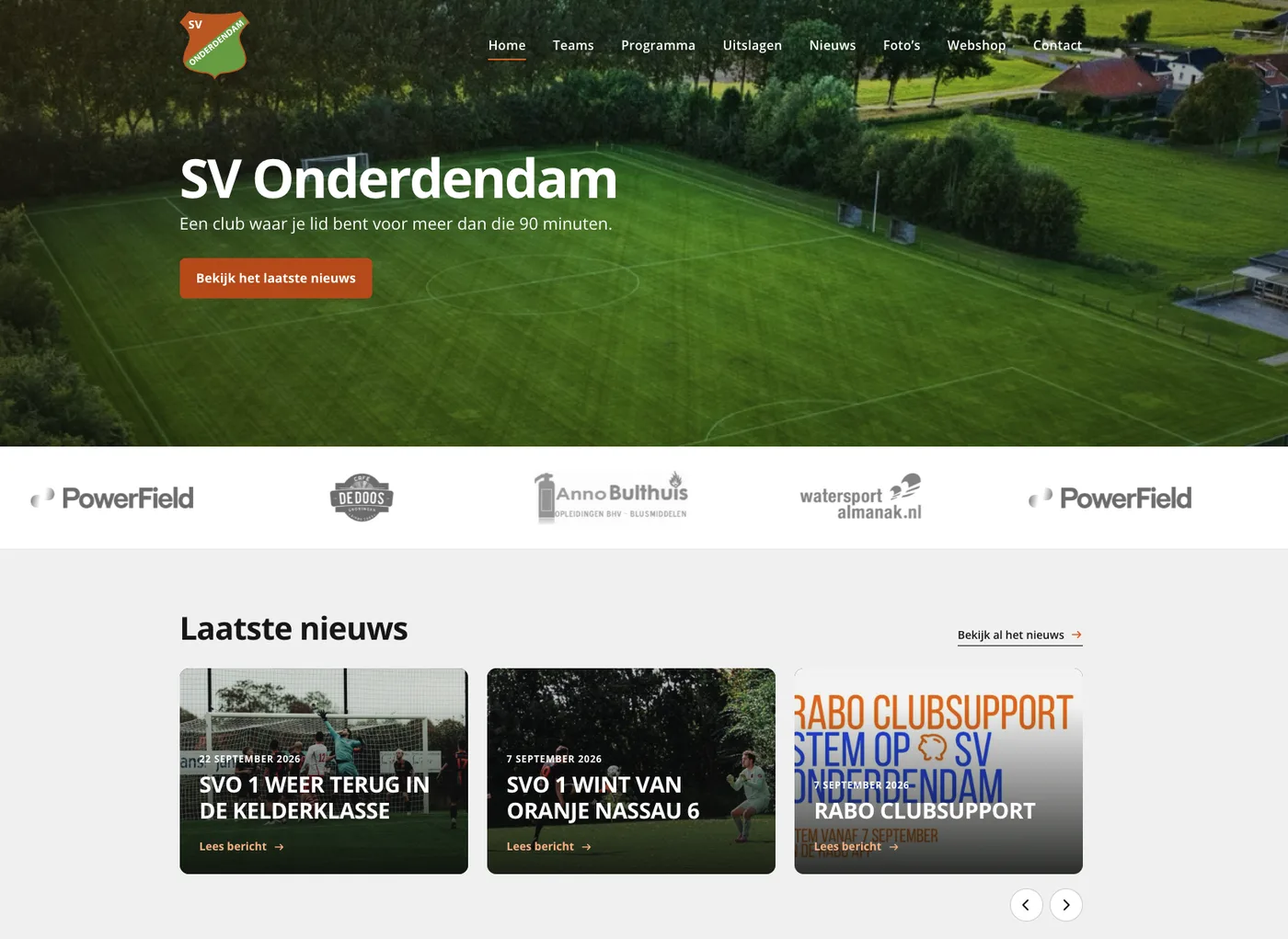 Homepage van de clubwebsite van SV Onderdendam met luchtfoto van het sportpark en sponsorbalk